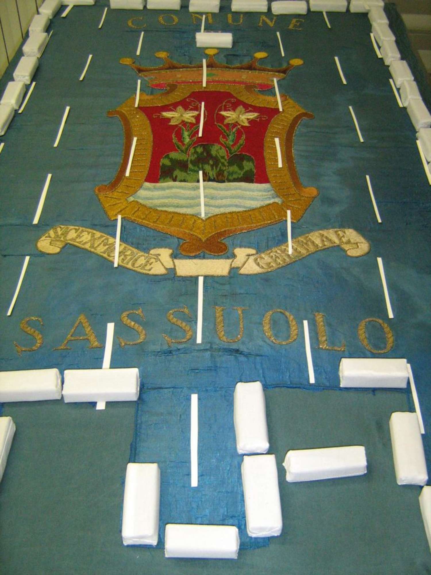 predisposizione delle cuciture a scacchiera per fermare il tessuto di supporto